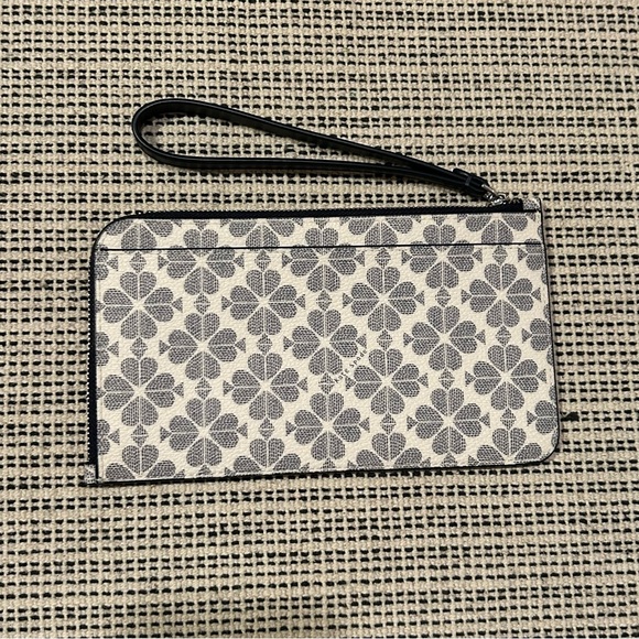 New Kate Spade four leaf clover wristlet and dust bag - Picture 4 of 7